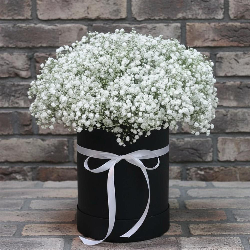 Цветочная композиция из Гипсофила в шляпной коробке в Сокольники