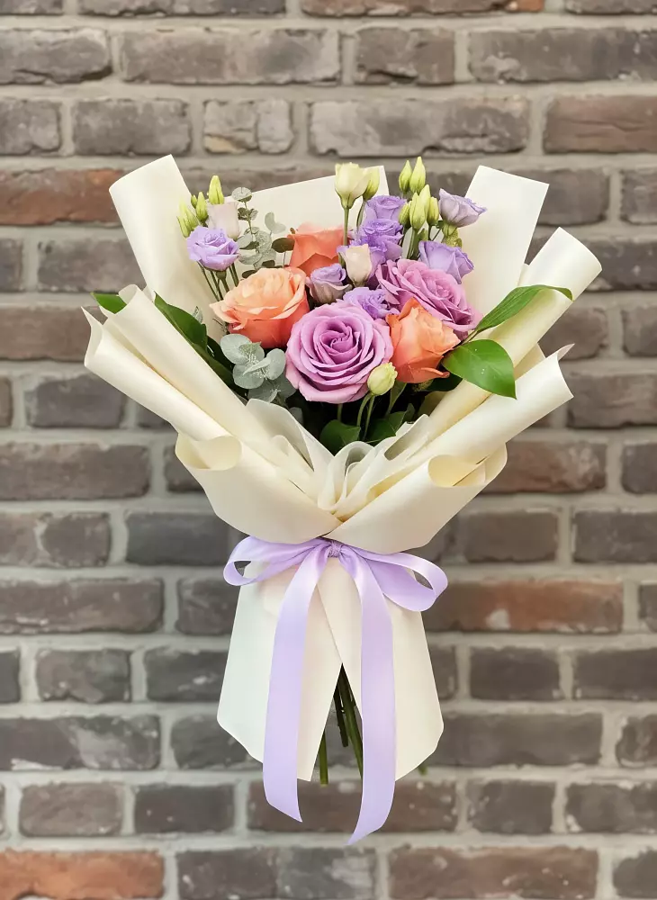 Букет цветов из: Лизиантусы и Розы в Сокольники