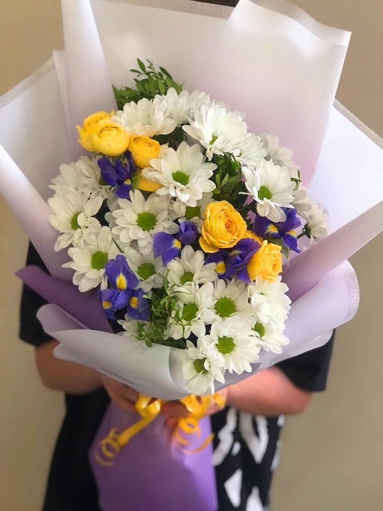 Букет цветов из: Ирисы, Хризантемы и Розы в Сокольники