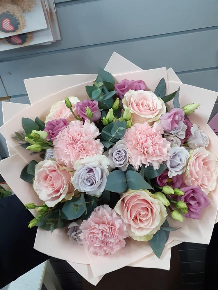 Букет цветов из: Розы, Гвоздики и Лизиантусы в Сокольники